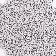 PlayBox: Mnoho plastových korálků k vaření, 300 kusů.