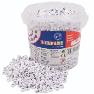 PlayBox: Sada korálků s písmeny v kbelíku, černobílá, 2500 kusů.