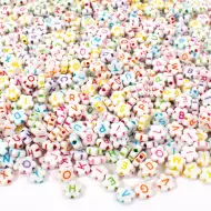 PlayBox: Sada korálků s písmeny ve tvaru bílých květin, 920 kusů