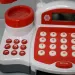 Červená funkční elektronická pokladna s hračkovými penězi, produkty a zvukem.